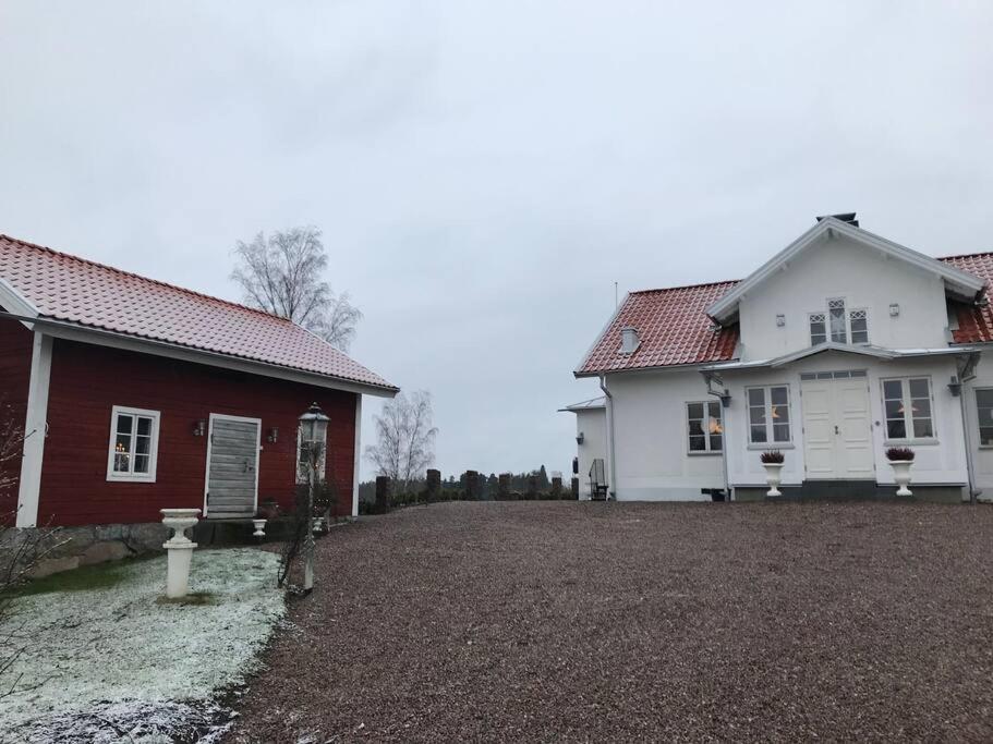 Nyrenoverad Stuga Naera Naturen Linköping Exterior foto